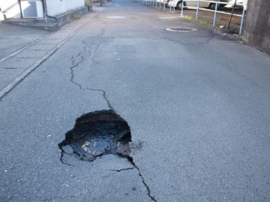 道路陥没における路面状況